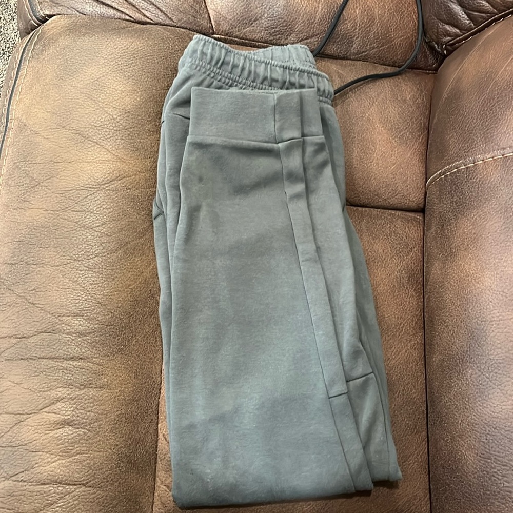 Men sweat pants size small color gray